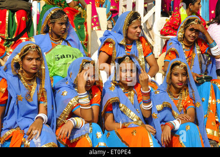 Donna abito colorato, Pushkar Fair, Camel Fair, Kartik Mela, Pushkar Mela, Pushkar, Ajmer, Rajasthan, India, fiere indiane Foto Stock