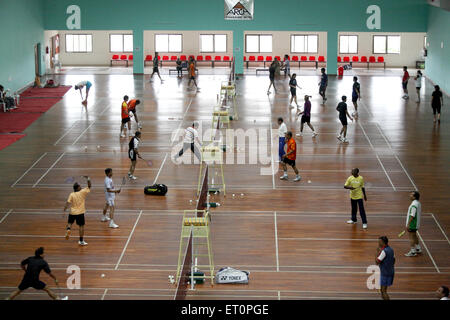 I giocatori che giocano a badminton pullela gopichand nimmagadda Fondazione Accademia di badminton ; Hyderabad ; Andhra Pradesh ; India Foto Stock