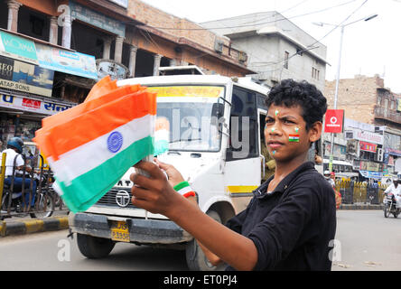 Un ragazzo indiano di vendita bandiere ; Jodhpur ; Rajasthan ; India n. MR Foto Stock