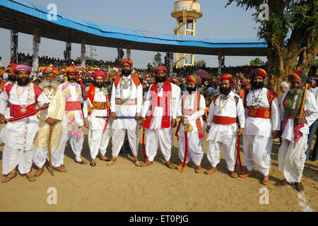 Gli uomini in tradizionale costume di rajasthani ; Pushkar fair ; Rajasthan ; India n. MR Foto Stock