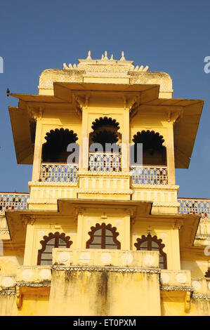 Balcone ; Pichola Haveli ; Lago di Pichola ; Udaipur ; Rajasthan ; India Foto Stock