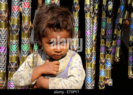 Bambino che detiene artigianato di bambù ; fiera Pushkar ; Rajasthan ; India Foto Stock