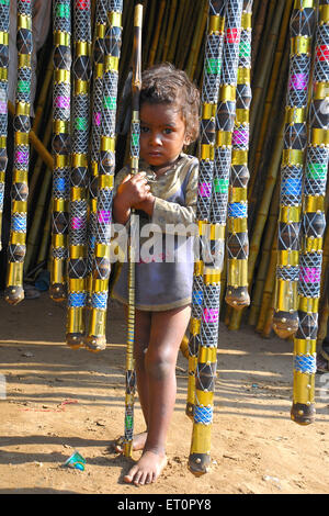 Bambino che detiene artigianato di bambù ; fiera Pushkar ; Rajasthan ; India Foto Stock