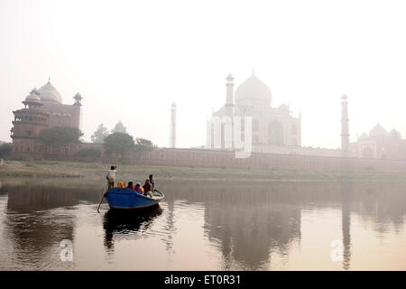 Barca nel fiume Yamuna vicino al Taj Mahal ; Agra ; Uttar Pradesh ; India Foto Stock