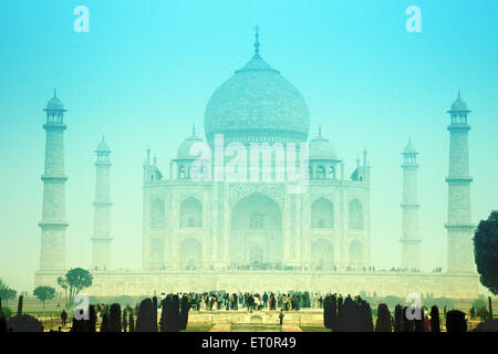 Nebbia che circonda Taj Mahal di mattina ; Agra ; Uttar Pradesh ; India Foto Stock