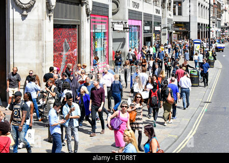 Shopping folla di persone in un'animata Oxford Street West End fuori dal negozio Topshop clienti commerciali durante il caldo giorno estivo Londra Inghilterra Regno Unito Foto Stock