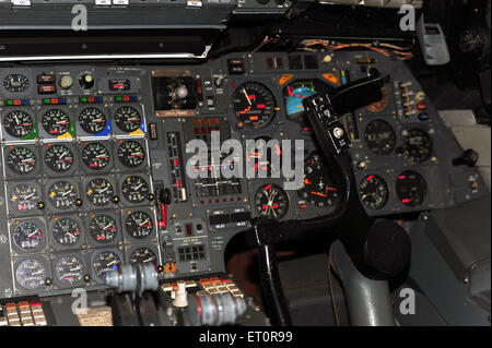 Strumenti, tasti e manopole, all'interno del prototipo cockpit creato durante la fase di progettazione del Concorde jet. Foto Stock