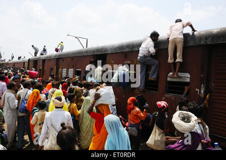 Pendolari salendo sul tetto del treno ; Jodhpur ; Rajasthan ; India Foto Stock