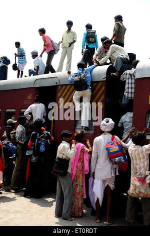 Pendolari salendo sul tetto del treno ; Jodhpur ; Rajasthan ; India Foto Stock