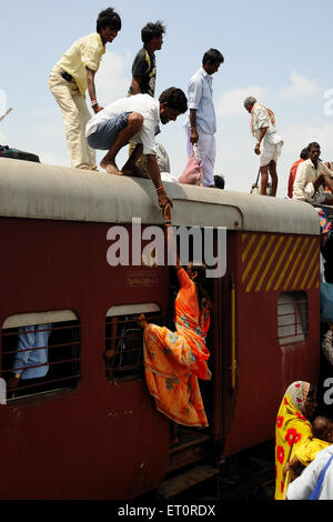 Pendolari salendo sul tetto del treno ; Jodhpur ; Rajasthan ; India Foto Stock