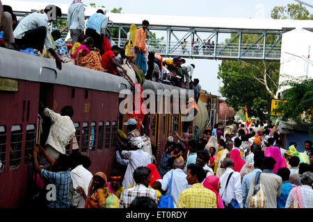 Pendolari salendo sul tetto del treno ; Jodhpur ; Rajasthan ; India Foto Stock