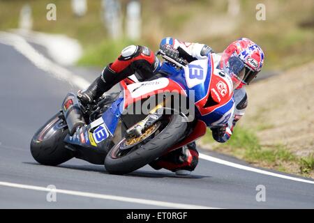 Douglas, Isola di Man Decimo Giugno, 2015. Lee Johnston in azione durante il TT gara Supersport. Credit: Azione Plus immagini di sport/Alamy Live News Foto Stock