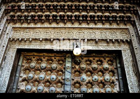 Scultura in legno sulla porta di haveli Fatehpur Shekhawati Rajasthan in India Foto Stock