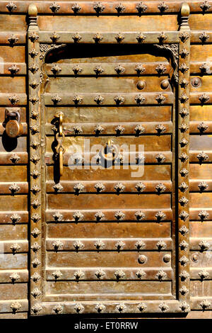 Haveli vecchia porta di legno, Fatehpur, Shekhawati, Sikar, Bikaner, Rajasthan, India Foto Stock