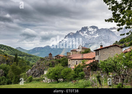 Raccolta Nubi sopra il villaggio di Santa Marina de Valdeón, provincia di León, Picos de Europa Mountains, Spagna Foto Stock