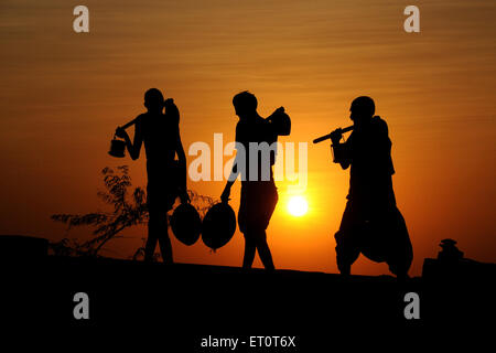 Contadini che ritornano a casa, Rajasthan, India Foto Stock