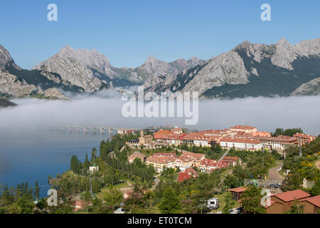 La mattina presto la nebbia e il villaggio di Riaño, Parque Regional de los Picos de Europa Provincia, Castille de Leon, Cantabria Spagna. Foto Stock