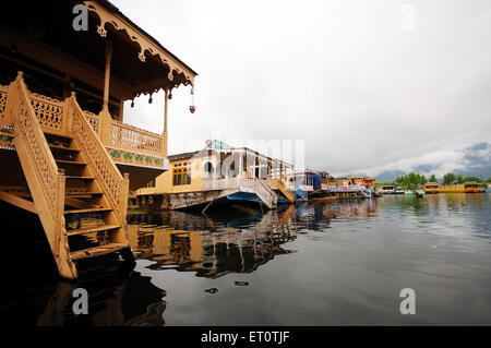 Houseboats in dal lago ; Srinagar ; Jammu e Kashmir ; India Foto Stock