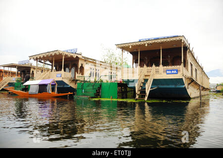 Houseboat e canoa shikara in dal lago ; Srinagar ; Jammu e Kashmir ; India Foto Stock