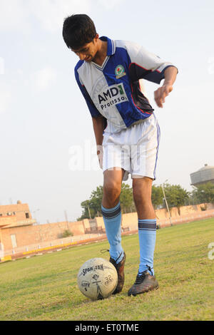 Uomo che giocano a calcio ; Jodhpur ; Rajasthan ; India Signor#786 Foto Stock