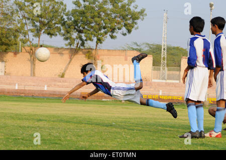 Testa di kick in soccer match ; Jodhpur ; Rajasthan ; India Signor#786 Foto Stock