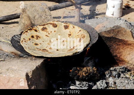 Indiana cibo di Rajasthani roti pane cottura su una padella ; Jodhpur ; Rajasthan ; India Foto Stock