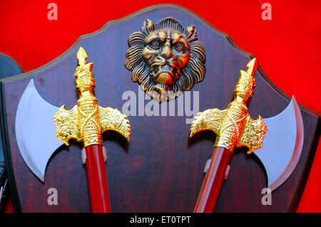 Protezione artigianale con due assi e un leone maschera ; Rajasthan ; India Foto Stock