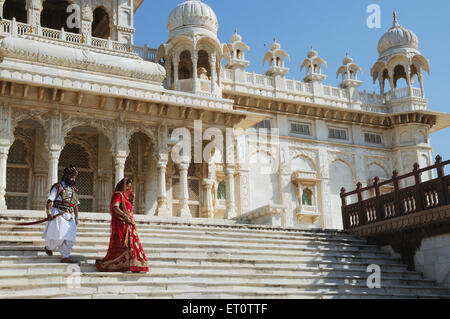 Giovane camminare sotto al Jaswant Thada ; Jodhpur ; Rajasthan ; India NOMR Foto Stock