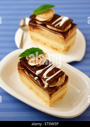 Cioccolato e crema di pan di spagna. Foto Stock