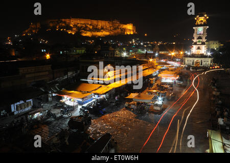 Forte Mehrangarh & torre dell'orologio di sardar mercato ; Jodhpur ; Rajasthan ; India Foto Stock