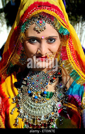 Donna che indossa di Rajasthani gioielli tradizionali ; Rajasthan ; India - signor#786 Foto Stock