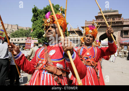 Gher ballerini folk al festival di marwar ; Jodhpur ; Rajasthan ; India Signor#786 Foto Stock