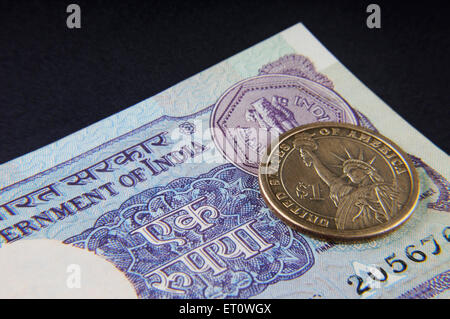 Concetto di rupia indiana nota e il dollaro americano Foto Stock