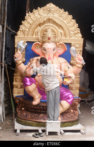 L'uomo della pittura la grande idolo del signore Ganesh in Chitrashala ; Elephant intitolata dio indù ; Ganapati Festival presso Lalbaug ; Mumbai Foto Stock