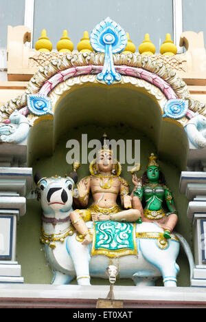 Signore Shiva consorte Parvati seduta Rishabha veicolo Nandi Bull ; figura in stucco Adi Shankaracharya Math ; Saras baug ; Pune Foto Stock