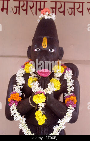 Pietra nera scolpiti idol del signore Hanuman in piedi in Namaskar postura dio scimmia a Shree Ram tempio ; Tulsibaug ; Pune Foto Stock