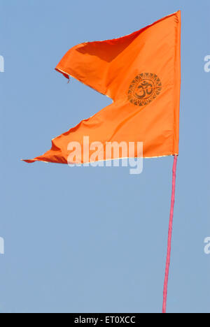 Bandiera a colori dello zafferano, bandiera della religione indù, bandiera stampata con simbolo sacro, Bombay, Mumbai, Maharashtra, India Foto Stock