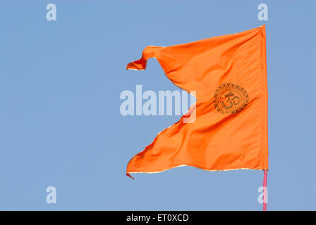 Bandiera a colori dello zafferano, bandiera della religione indù, bandiera stampata con simbolo sacro, Bombay, Mumbai, Maharashtra, India Foto Stock
