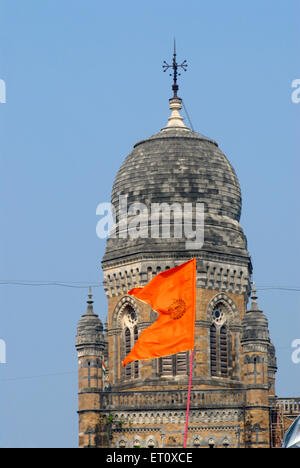 Bandiera a colori dello zafferano, bandiera della religione indù, bandiera stampata con simbolo sacro, BMC Building, Bombay, Mumbai, Maharashtra, India Foto Stock