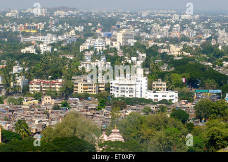 Vista aerea di baraccopoli e di crescita veloce Pune City da Parvati hill ; Maharashtra ; India Foto Stock