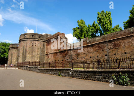 Delhi darwaja con imponente bastione a shanwarwada shaniwar wada ; Pune ; Maharashtra ; India - nmk 167416 Foto Stock