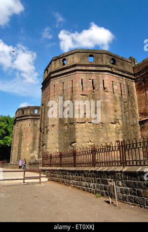 Delhi darwaja con imponente bastione a shanwarwada shaniwarwada ; Pune ; Maharashtra ; India Foto Stock