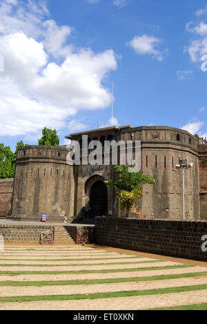 Delhi darwaja con massicci bastioni a shanwarwada shaniwarwada ; Pune ; Maharashtra ; India Foto Stock