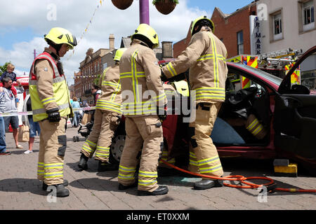 La Loughborough vigili del fuoco tagliare il tetto di una vettura come parte di una strada di dimostrazione di sicurezza Foto Stock