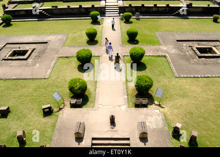 Vista aerea di turisti e interni ben tenuti di Shaniwarwada dalla parte superiore del cancello di Delhi darwaja ; Pune ; Maharashtra Foto Stock