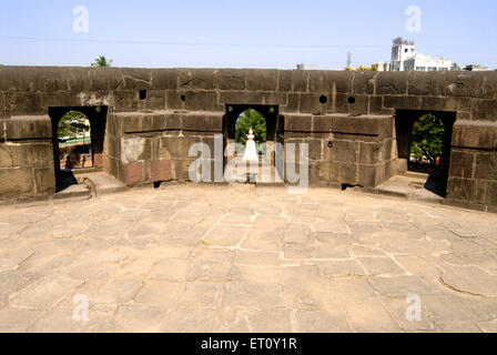 La fortificazione e peep fori del bastion sulla parte superiore di ingresso principale di Shaniwarwada ; Pune ; Maharashtra ; India Foto Stock