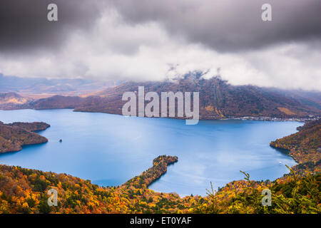 Nikko, Giappone presso il Lago Chuzenji e Mt. Nantai in autunno. Foto Stock