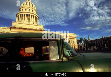 Vecchia auto degli anni cinquanta Chevrolet passando il Capitolio Nacional, Havana, Cuba Foto Stock
