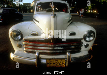 Vecchia auto degli anni cinquanta Chevrolet nella parte anteriore del Capitolio Nacional, Havana, Cuba Foto Stock