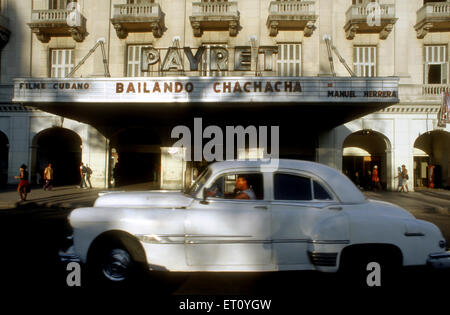 Vecchia auto degli anni cinquanta Chevrolet passando primo cinema Payret, Old Havana, Cuba. Vista da del Teatro Nacional de Cuba al Teatro Foto Stock